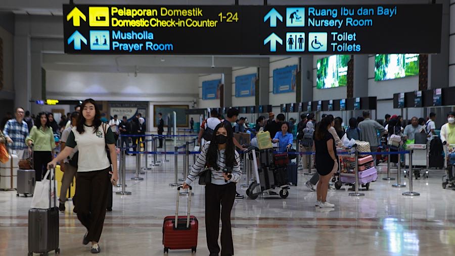 Bandara Internasional Soekarno-Hatta (Soetta), Tangerang, Banten, dipadati penumpang yang hendak mudik ke kampung halaman. (Bloomberg Technoz)