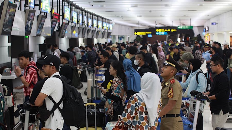 Berdasarkan pantauan Bloomberg Technoz di terminal 1B calon penumpang memadati area terminal dan check-in. (Bloomberg Technoz/Andrean Kristianto)