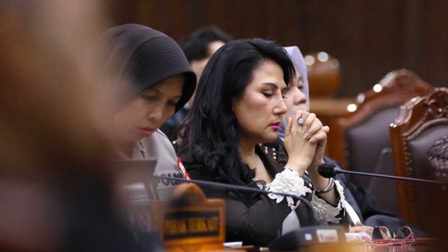 Lita Linggayati Gading saat mengikuti sidang pengucapan putusan uji materiil Undang-Undang tentang Hak Keuangan Pejabat Negara (Dok. Humas MK RI)