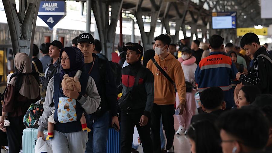 Pemudik Kereta Api Jarak Jauh menunggu keberangkatan di Stasiun Pasar Senen, Jakarta, Rabu (18/3/2026). (Bloomberg Technoz/ Andrean Kristianto)
