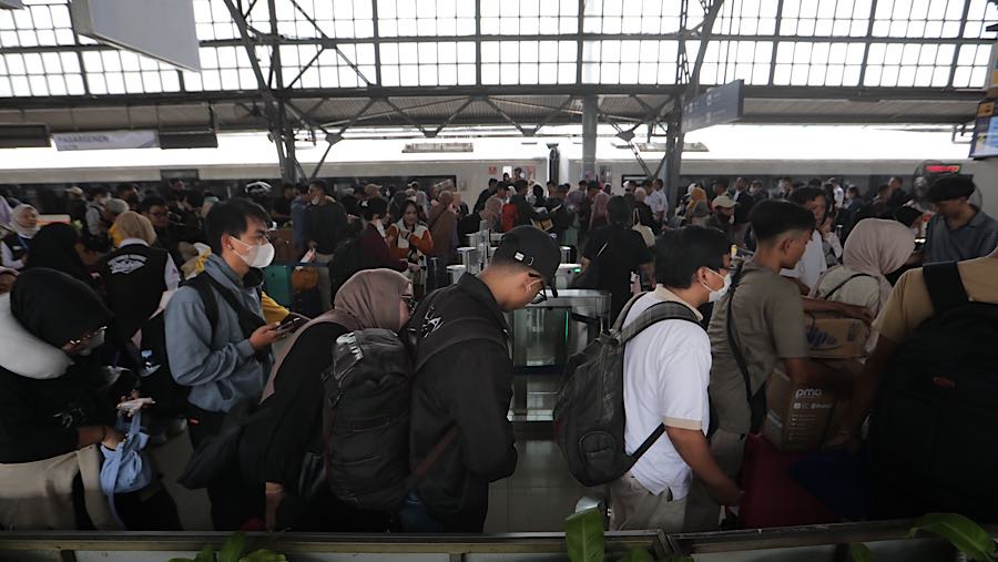 Antrean terlihat di mesin pencetak tiket dan pintu masuk menuju peron.  (Bloomberg Technoz/ Andrean Kristianto)