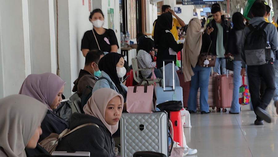 Sedangkan volume total keberangkatan penumpang dari wilayah Daop 1 mencapai 52.645 orang. (Bloomberg Technoz/ Andrean Kristianto)