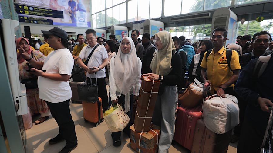 Stasiun Pasar Senen, Jakarta, mulai dipadati pemudik seiring dimulainya cuti bersama Hari Raya Nyepi dan Idulfitri 2026. (Bloomberg Technoz/Andrean)