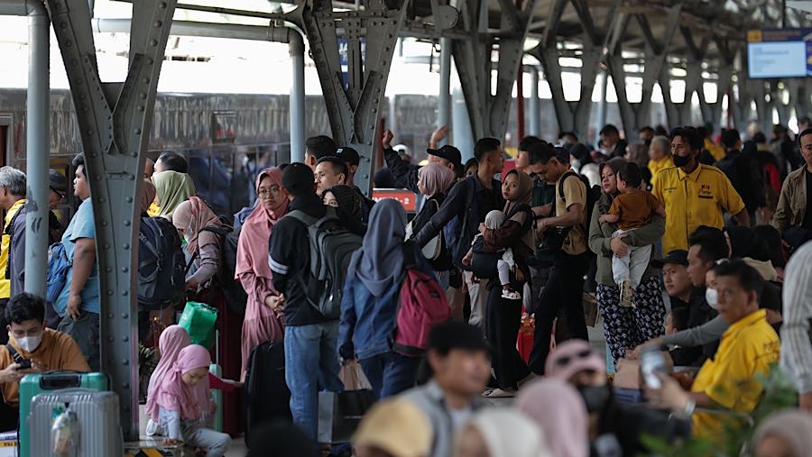 Hari ini sebanyak 22.633 penumpang berangkat dari Stasiun Pasar Senen. (Bloomberg Technoz/ Andrean Kristianto)