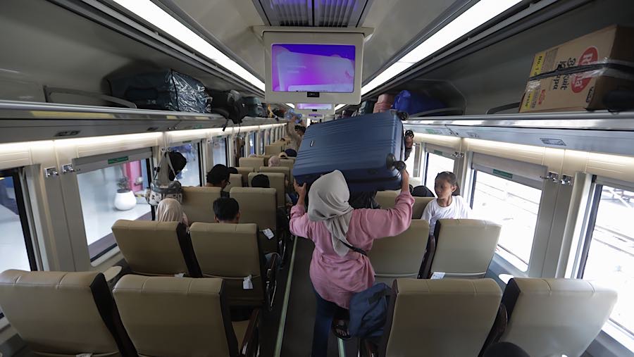 Dari total kapasitas 1.083.623 tempat duduk yang disediakan, sebanyak 745.612 tiket telah terjual. (Bloomberg Technoz/ Andrean Keistianto)