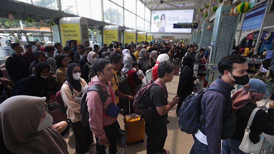 Pemudik Kereta Api Jarak Jauh menunggu keberangkatan di Stasiun Pasar Senen, Jakarta, Rabu (18/3/2026). (Bloomberg Technoz/ Andrean Kristianto)