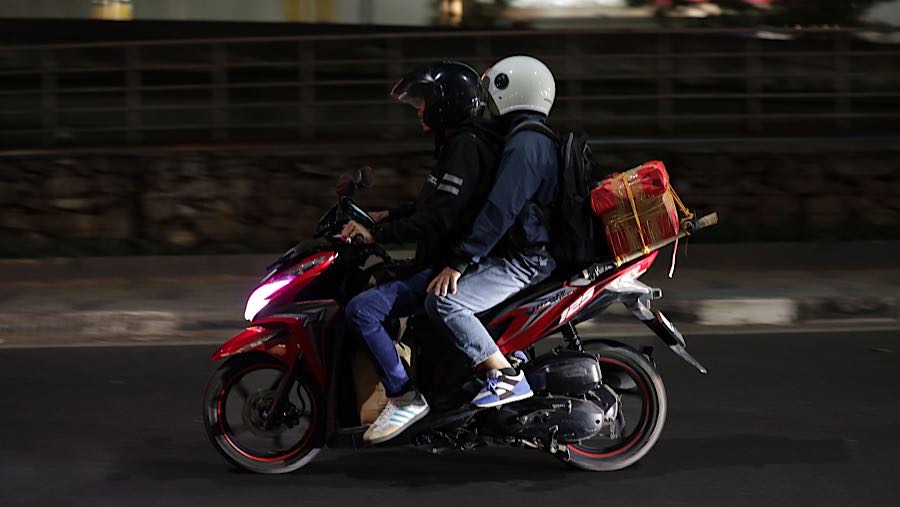 Para pemudik membawa berbagai barang, mulai dari kardus hingga koper. (Bloomberg Technoz/Andrean Kristianto)