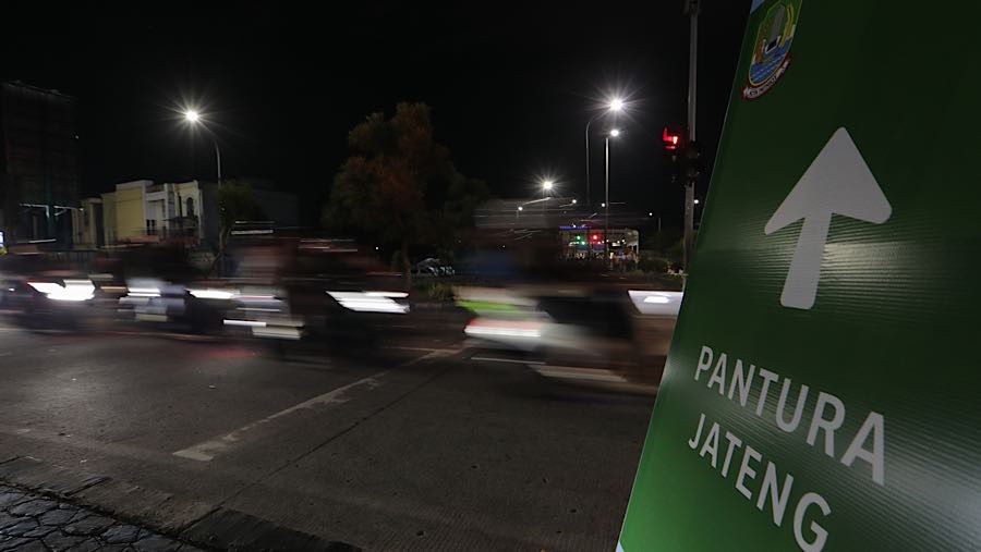 Pemudik yang melintasi jalur Kalimalang menuju wilayah Jalur Pantura untuk menuju Jawa Barat, Jawa Tengah, dan Jawa Timur. (Bloomberg Technoz/Andre)