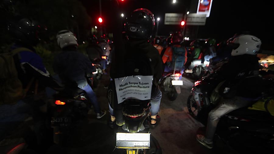 Sejumlah pengendara antre saat lalu lintas padat di jalan Bekasi, Jawa Barat, Kamis (18/3/2026). (Bloomberg Technoz/Andrean Kristianto)