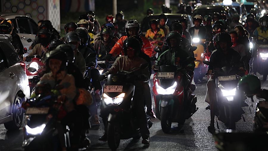 Lalu lintas di Jalan Raya Kalimalang didominasi pengendara sepeda motor. (Bloomberg Technoz/Andrean Kristianto)