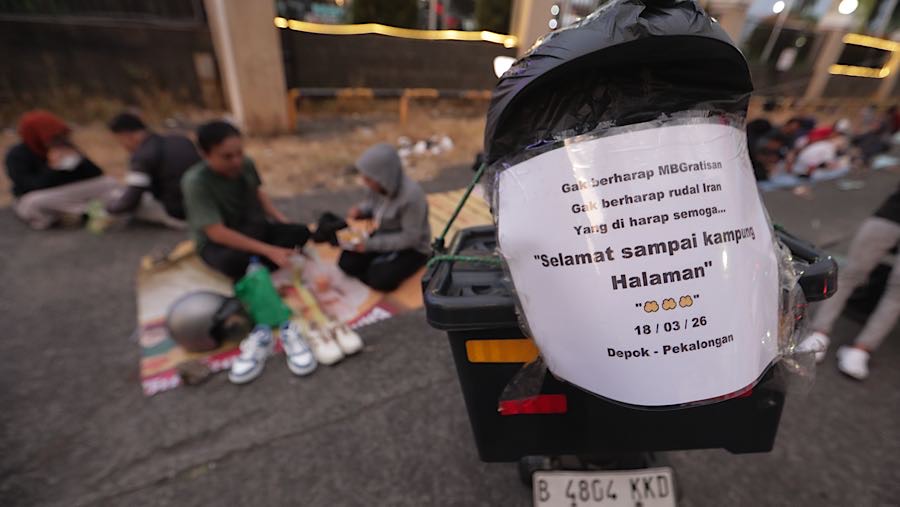 Pemudik yang menggunakan sepeda motor mulai memadati Jalan Raya Kalimalang, Jakarta Timur, yang mengarah ke wilayah Bekasi. (Bloomberg Technoz/Andre)