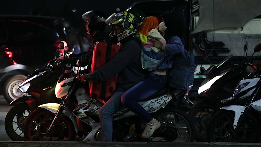 Beberapa pemudik yang membawa anak balita terlihat tanpa perlengkapan keselamatan seperti helm. (Bloomberg Technoz/Andrean Kristianto)