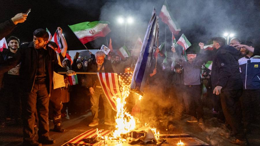 Warga Iran membakar bendera AS dan Israel di Teheran pada 17 Maret. (Sumber: Getty Images via Bloomberg)