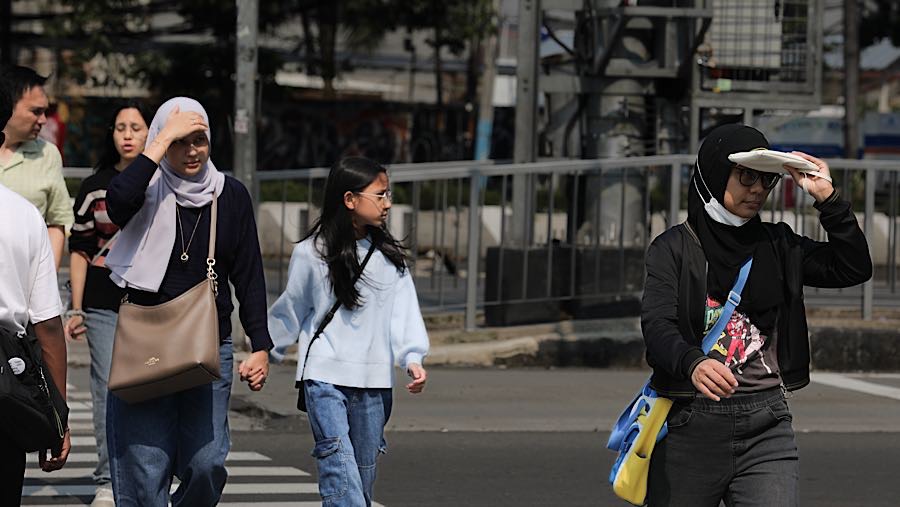 Badan Meteorologi, Klimatologi, dan Geofisika (BMKG) mencatat sejumlah wilayah di Indonesia menyentuh suhu udara maksimum. (Bloomberg Technoz/Andre)
