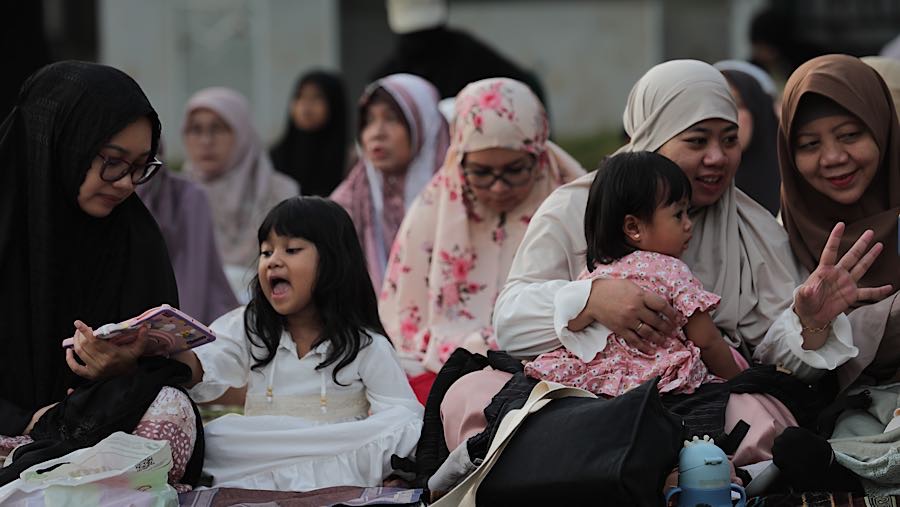 Sinar matahari yang hangat menyelimuti lapangan, menambah suasana kebersamaan begitu kental. (Bloomberg Technoz/Andrean Kristianto)