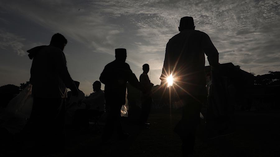 Umat muslim Muhammadiyah bersiap melaksanakan Salat IdulFitri di Lapangan Bola Rempoa, Tangsel, Jumat (20/3/2026). Bloomberg Technoz/Andrean K)
