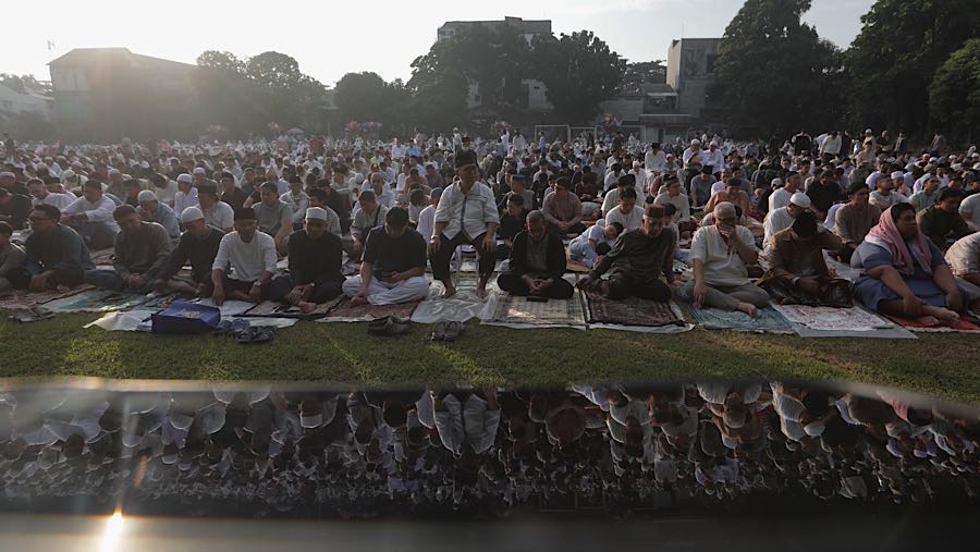 Saf demi saf tersusun rapi, membentang panjang. Bloomberg Technoz/Andrean Kristianto)