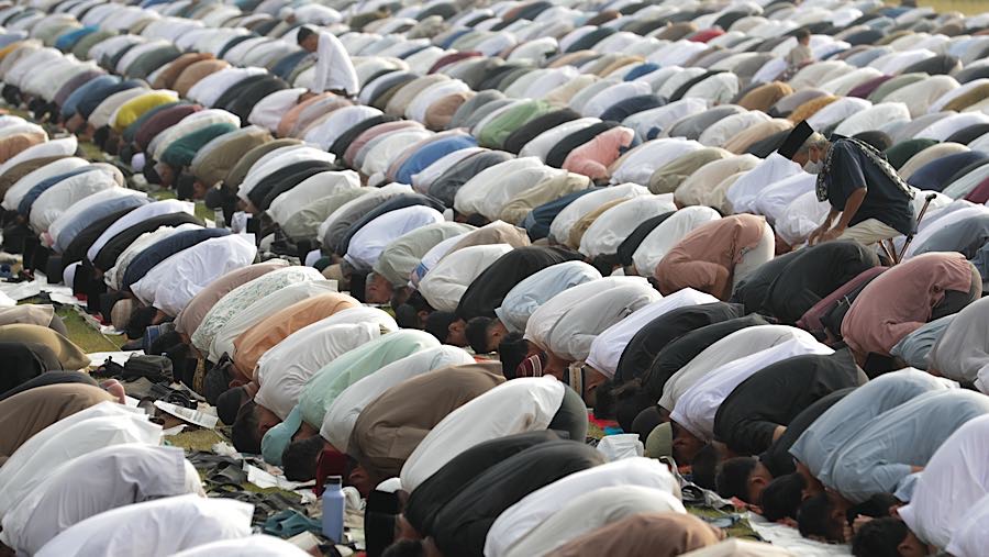Umat muslim Muhammadiyah melaksanakan Salat IdulFitri di Lapangan Bola Rempoa, Tangsel, Jumat (20/3/2026). (Bloomberg Technoz/Andrean Kristianto)