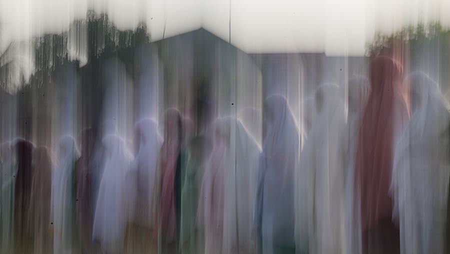 Meskipun penetapan 1 Syawal berbeda, warga Muhammadiyah melaksanakan salat dengan khidmat. (Bloomberg Technoz/Andrean Kristianto)