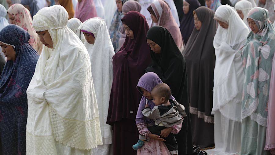 Sejak pagi warga Muhammadiyah sudah datang dengan membawa perlengkapan salat bersama keluarga. (Bloomberg Technoz/Andrean Kristianto)