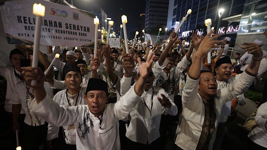 Pawai obor juga menjadi bagian dari serangkaian acara Car Free Night malam ini. (Bloomberg Technoz/Andrean Kristianto)