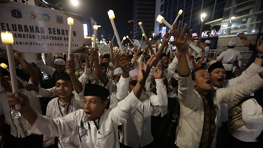 Warga berjalan saat Car Free Night perayaan malam takbir di Bundaran HI, Jakarta, Jumat (20/3/2026. (Bloomberg Technoz/Andrean Kristianto)