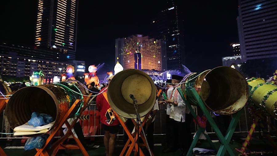 Atraksi visual seperti dancing fountain, lighting show, laser show, serta flying LED show juga ditampilkan. (Bloomberg Technoz/Andrean Kristianto