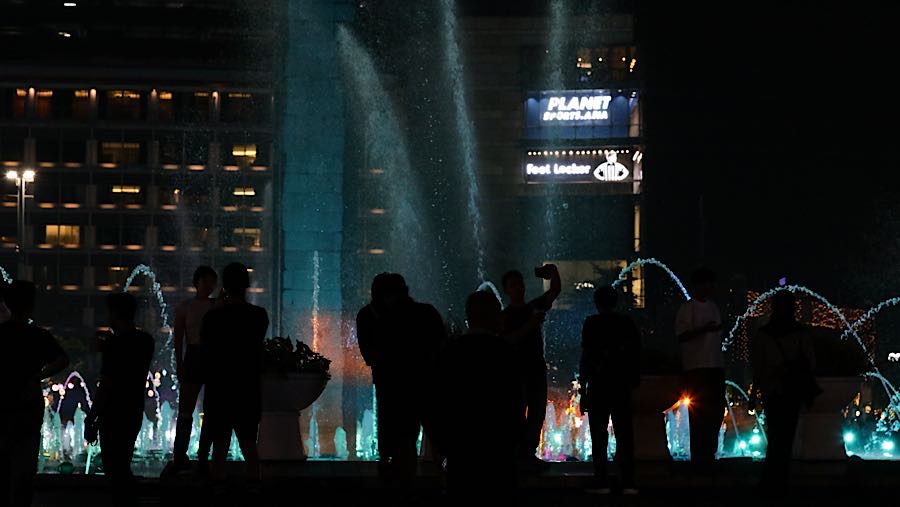 Kegiatan yang berlangsung pukul 20.00 WIB hingga 22.00 WIB ini mengusung tema “Eid Mubarak Jakarta: Rhythm of Fountain”. (Bloomberg Technoz/Andrean)