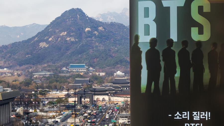 Konser comeback BTS di Gwanghwamun. (Sumber:  SeongJoon Cho/Bloomberg)