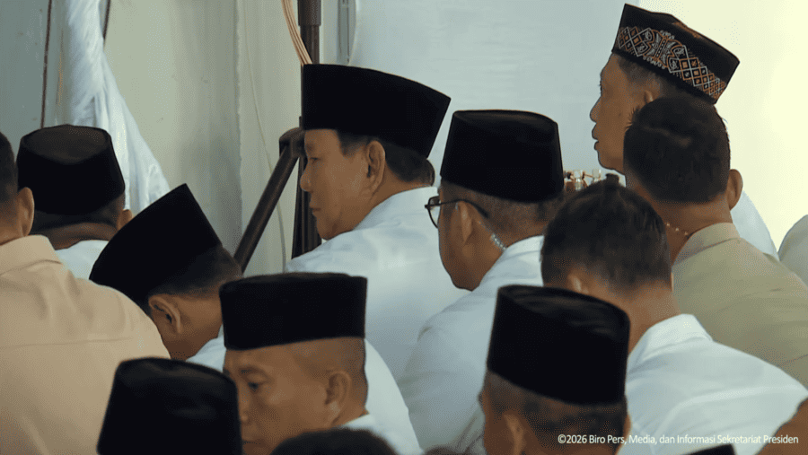Presiden Prabowo Subianto menunaikan salat Idulfitri 1447 Hijriah di Masjid Darussalam, Aceh Tamiang, Sabtu (21/3/2026).