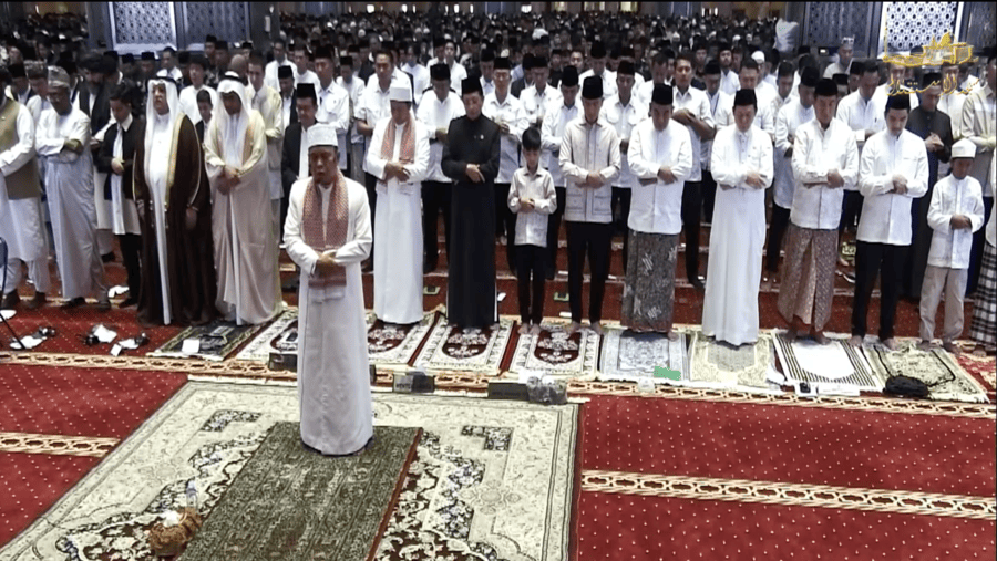 Wakil Presiden Gibran Rakabuming Raka melaksanakan salat Idulfitri di Masjid Istiqlal, Sabtu (21/3/2026).