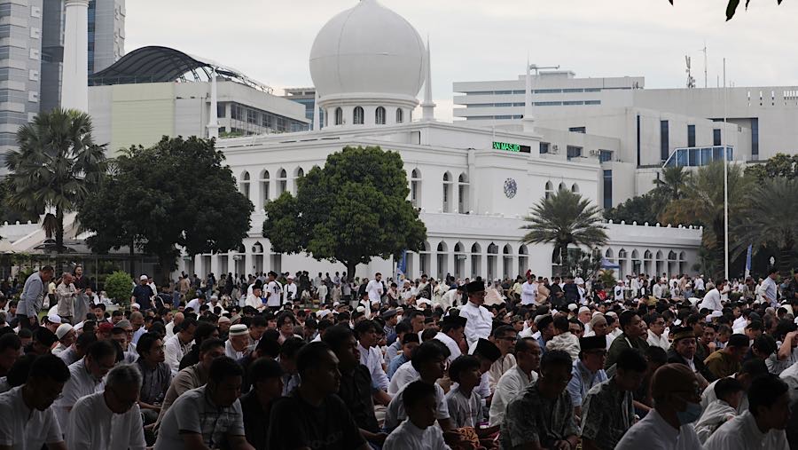 Umat muslim bersiap menunaikan Salat Idul Fitri 1447 H di Masjid Agung Al-Azhar, Jakarta, Sabtu (21/3/2026). (Bloomberg Technoz/Andrean Kristianto)

