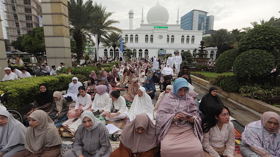 Umat muslim bersiap menunaikan Salat Idul Fitri 1447 H di Masjid Agung Al-Azhar, Jakarta, Sabtu (21/3/2026). (Bloomberg Technoz/Andrean Kristianto)