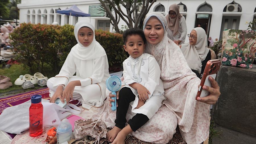 Umat muslim bersiap menunaikan Salat Idul Fitri 1447 H di Masjid Agung Al-Azhar, Jakarta, Sabtu (21/3/2026). (Bloomberg Technoz/Andrean Kristianto)