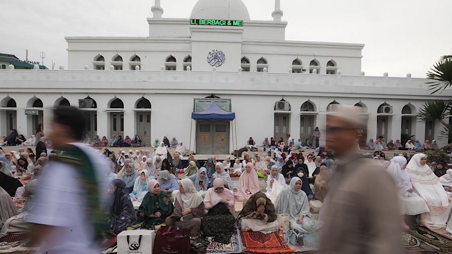 Umat muslim bersiap menunaikan Salat Idul Fitri 1447 H di Masjid Agung Al-Azhar, Jakarta, Sabtu (21/3/2026). (Bloomberg Technoz/Andrean Kristianto)