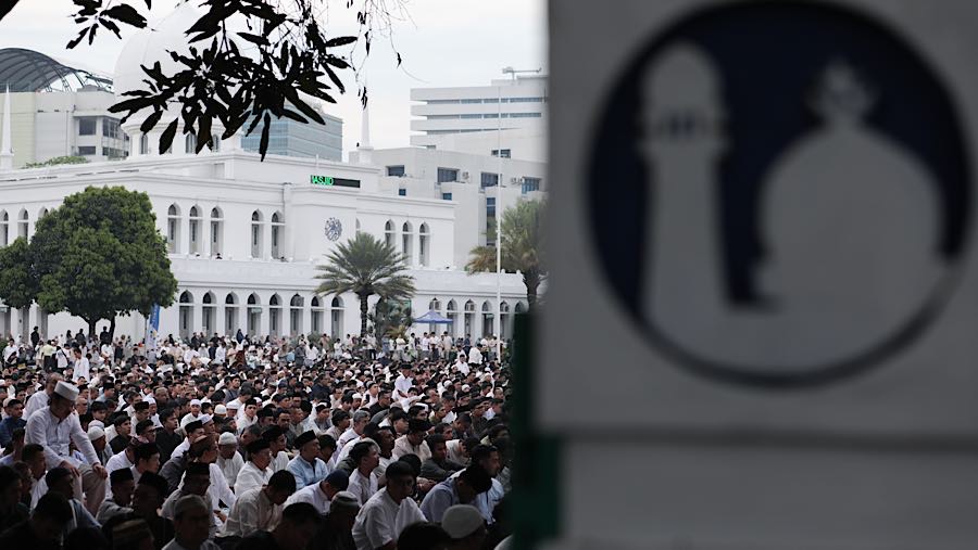 Umat muslim menunaikan Salat Idul Fitri 1447 H di Masjid Agung Al-Azhar, Jakarta, Sabtu (21/3/2026). (Bloomberg Technoz/Andrean Kristianto)