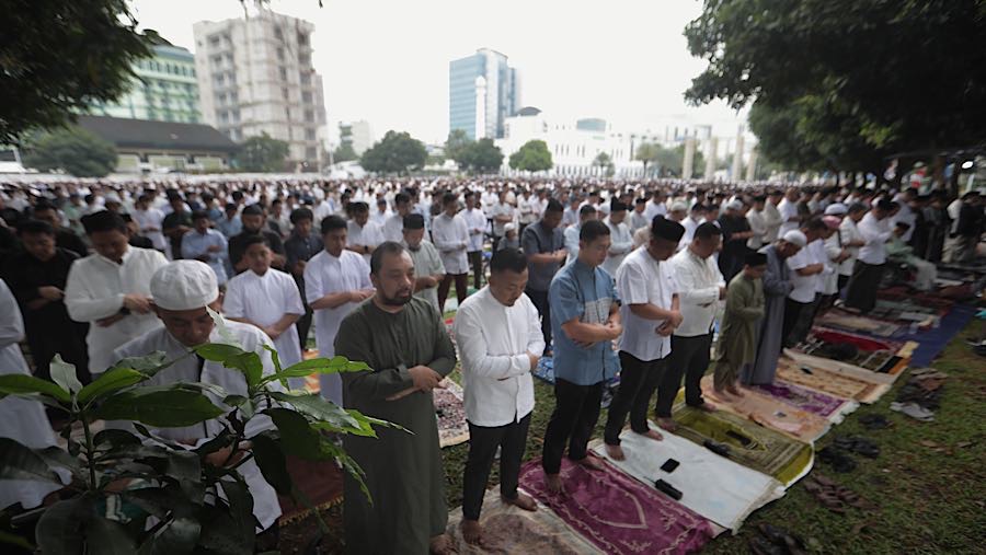 Umat muslim menunaikan Salat Idul Fitri 1447 H di Masjid Agung Al-Azhar, Jakarta, Sabtu (21/3/2026). (Bloomberg Technoz/Andrean Kristianto)
