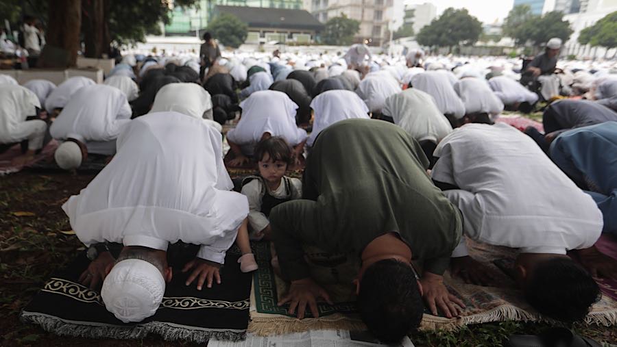 Umat muslim menunaikan Salat Idul Fitri 1447 H di Masjid Agung Al-Azhar, Jakarta, Sabtu (21/3/2026). (Bloomberg Technoz/Andrean Kristianto)