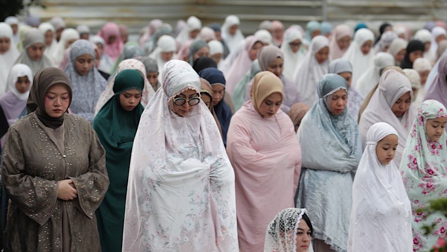 Umat muslim menunaikan Salat Idul Fitri 1447 H di Masjid Agung Al-Azhar, Jakarta, Sabtu (21/3/2026). (Bloomberg Technoz/Andrean Kristianto)