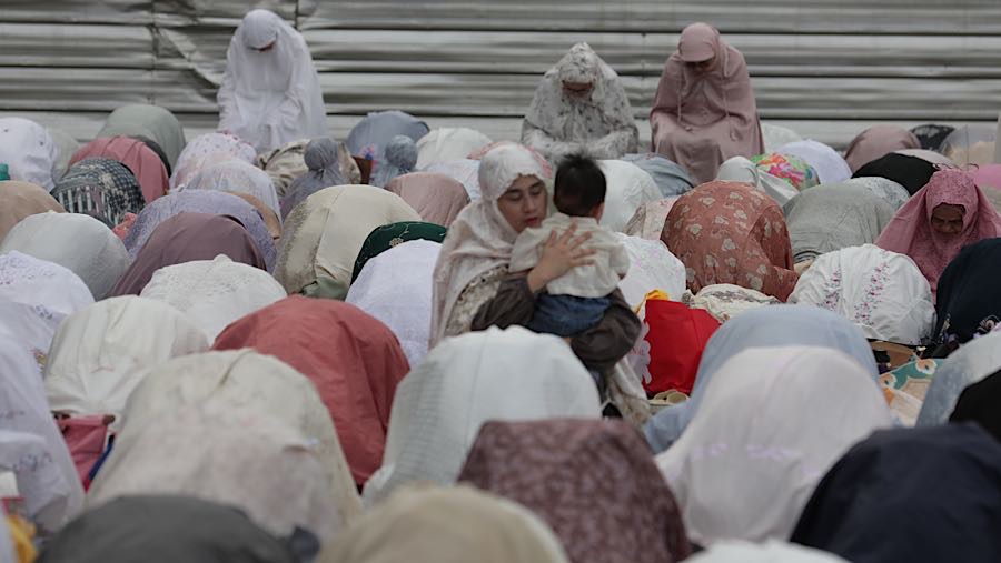 Umat muslim menunaikan Salat Idul Fitri 1447 H di Masjid Agung Al-Azhar, Jakarta, Sabtu (21/3/2026). (Bloomberg Technoz/Andrean Kristianto)