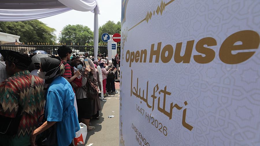Warga rela menunggu berjam-jam demi bertemu dengan Prabowo Subianto dalam acara Open House Idulfitri. (Bloomberg Technoz/Andrean Kristianto)
