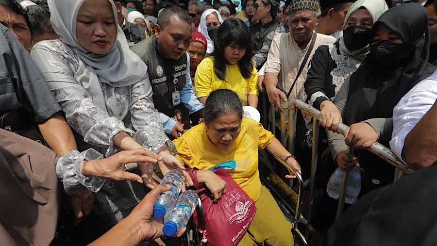 Keseluruhan warga yang lemas dan pingsan sudah mendapatkan perawatan. (Bloomberg Technoz/Andrean K)