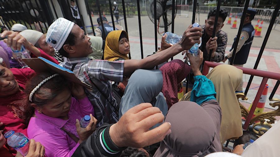 Warga antre untuk mengikuti Open House Presiden Prabowo di Pintu Gerbang Majapahit, Kemensetneg, Sabtu (21/3/2026). (Bloomberg Technoz/Andrean K)