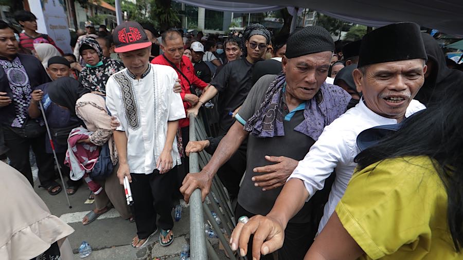 Gerbang istana akhrinya dibuka untuk mengurai penumpukkan antrean di luar gerbang. (Bloomberg Technoz/Andrean K)