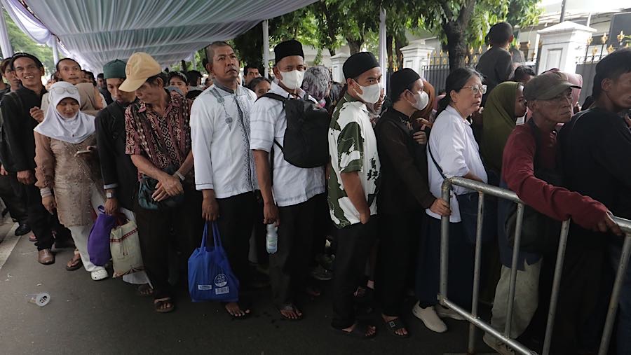 Warga antre untuk mengikuti Open House Idulfitri 1447 H di Pintu Gerbang Majapahit, Kemensetneg, Sabtu (21/3/2026). (Bloomberg Technoz/Andrean K)