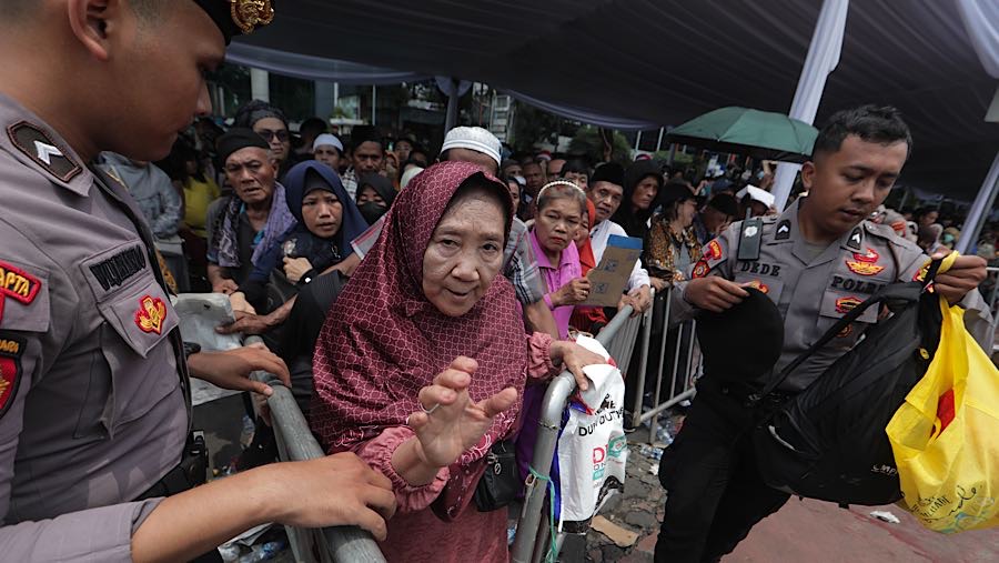 Warga antre untuk mengikuti Open House Presiden Prabowo di Pintu Gerbang Majapahit, Kemensetneg, Sabtu (21/3/2026). (Bloomberg Technoz/Andrean K)