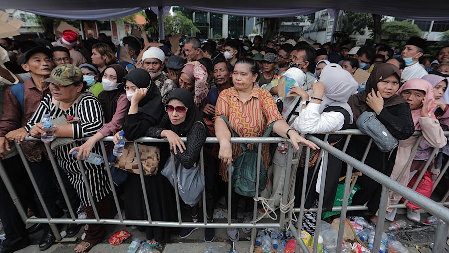 Menurut pemantauan dan informasi di lapangan, sebanyak puluhan orang mengalami pingsan dan lemas.  (Bloomberg Technoz/Andrean K)