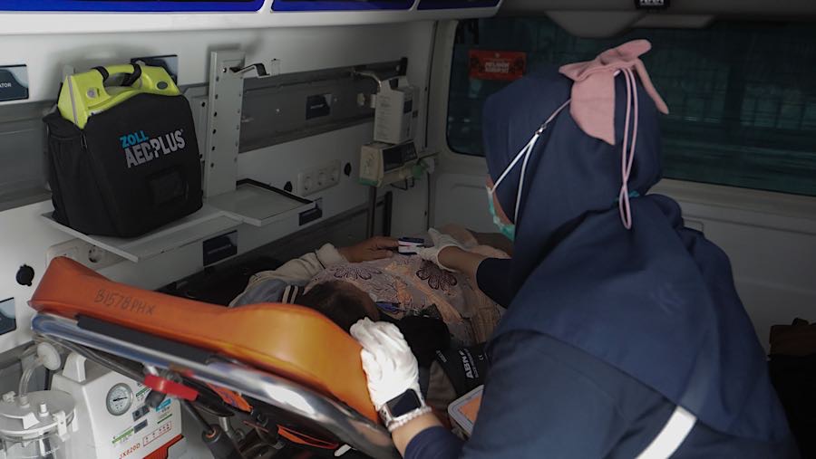 Antusiasme masyarakat yang besar membuat beberapa orang terlihat lemas dan pingsan saat mengantre. (Bloomberg Technoz/Andrean K)