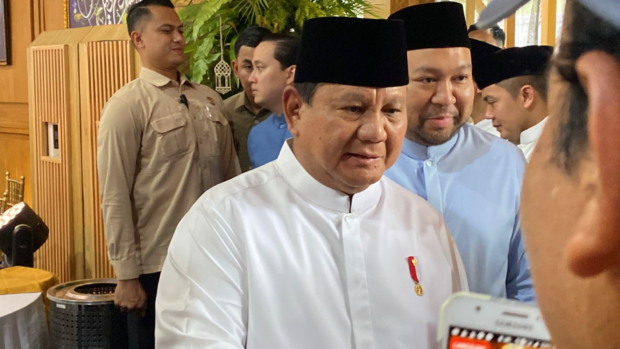 Presiden Prabowo didampingi Didiet & Prasetyo sapa masyarakat di Istana. (Bloomberg Technoz/Dova)