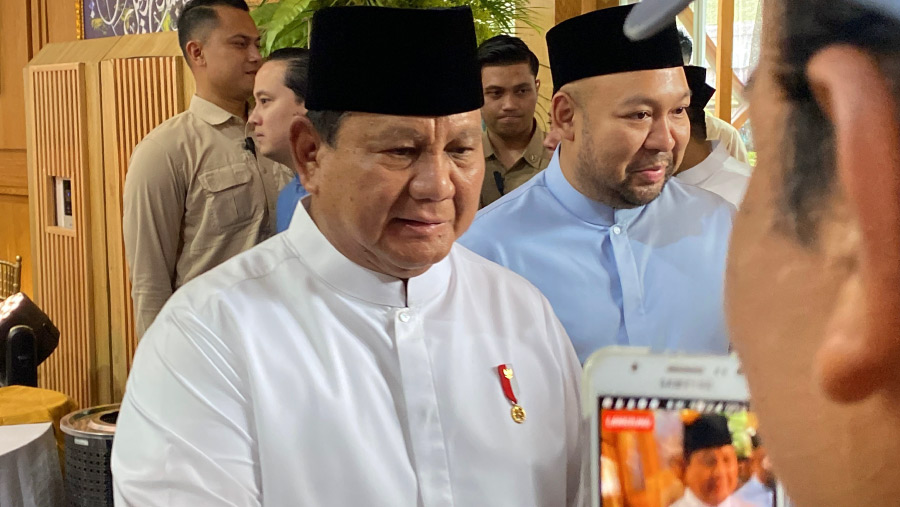 Presiden Prabowo didampingi Didiet & Prasetyo sapa masyarakat di Istana. (Bloomberg Technoz/Dova)